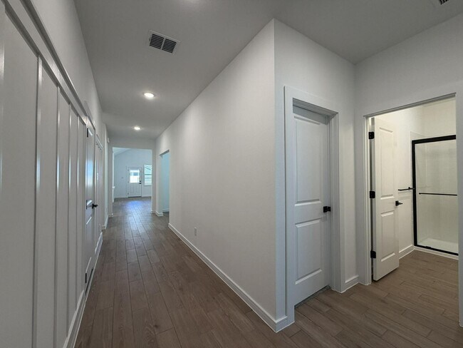 Building Photo - 4819 Legends Bay Dr