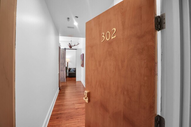 Building Photo - Stunning Corner Loft in the Heart of Historic Downtown Savannah