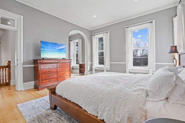 Building Photo - 550 E Town St