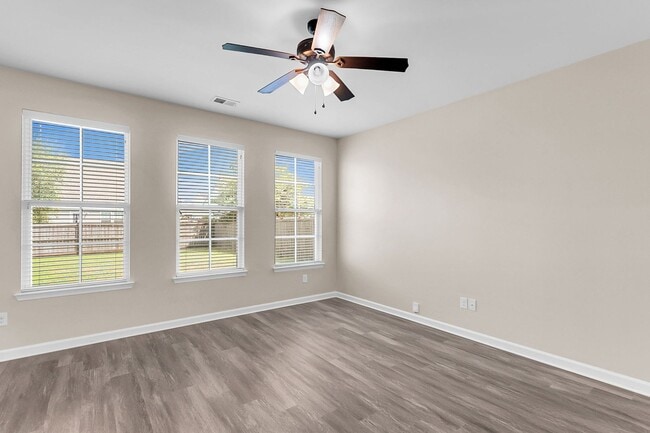 Building Photo - Convenient Location with Modern Amenities