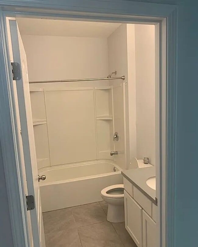 Building Photo - Beautiful 5/4 home with over 4k sqft, fenc...