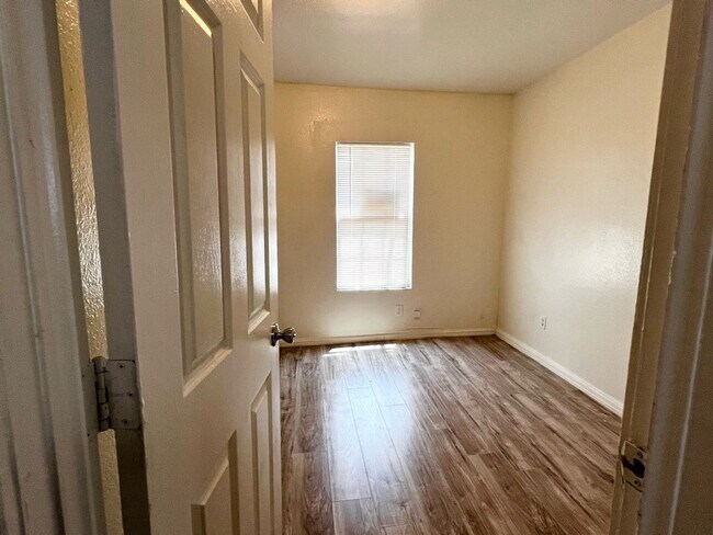 Building Photo - Huge 2 bed 1 bath