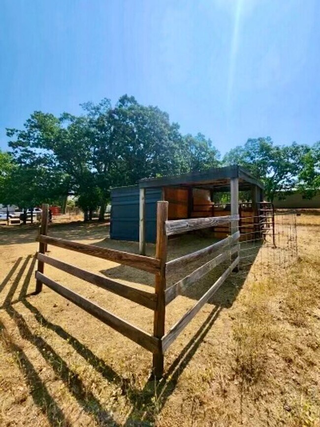 Building Photo - Horse property on 2.8 acres in Ruch with 2...