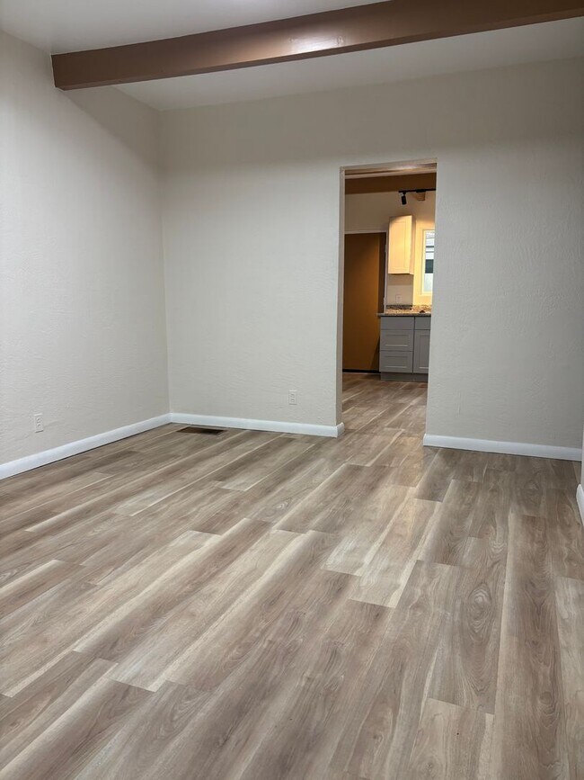 Building Photo - 1428 Vassar Dr NE