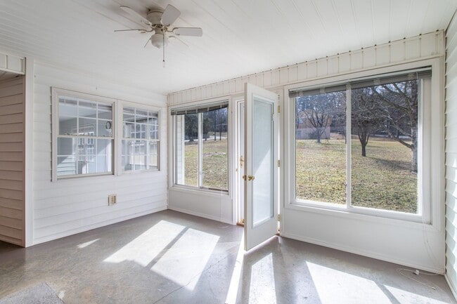 Building Photo - Convenient to Downtown Brevard