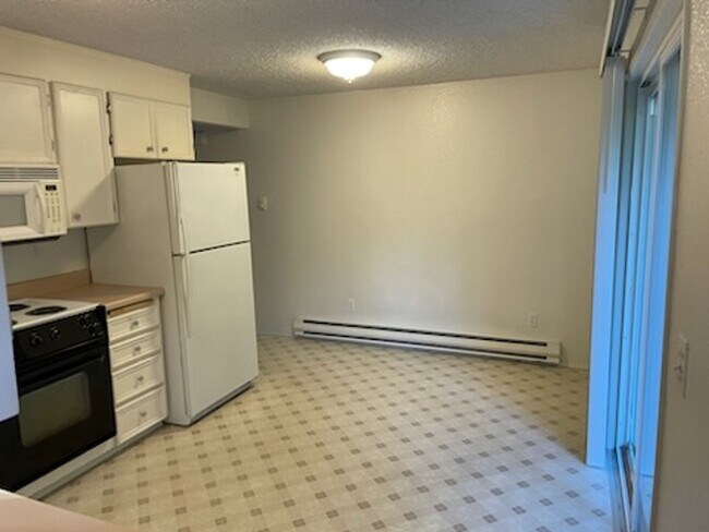 Building Photo - University Place Ground Floor Apartment Ho...