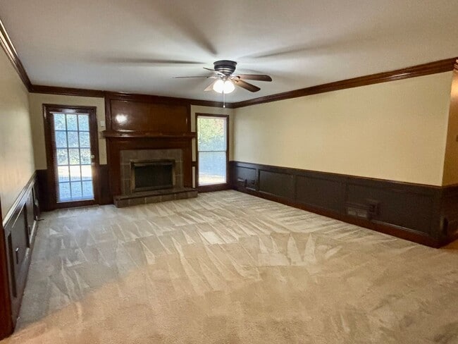 Building Photo - 2021 N Oak Dr