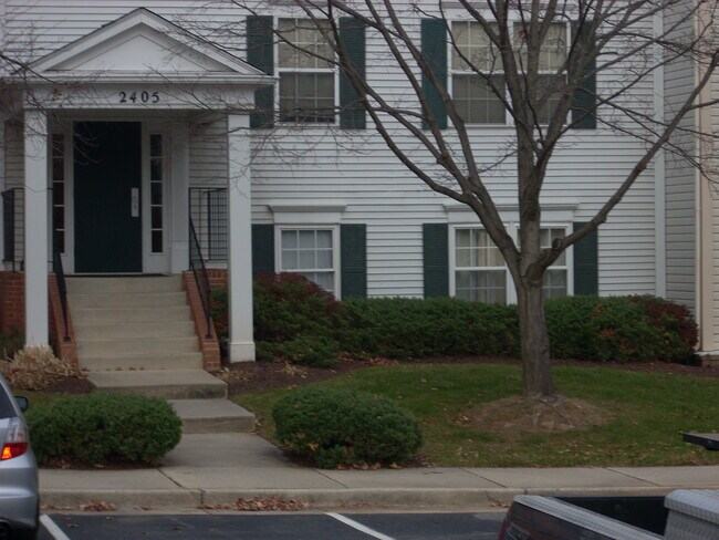 Building Photo - 2405 Normandy Square Pl