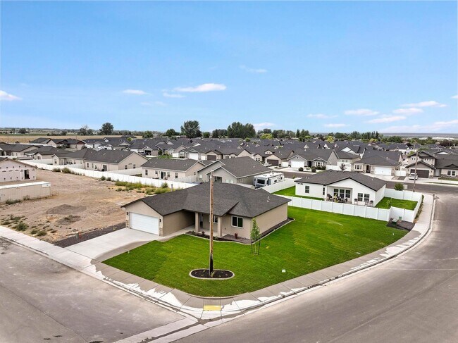 Building Photo - 392 Rock Dove Loop