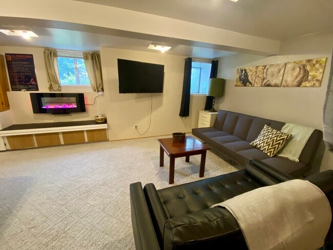 Building Photo - The Hawthorne Hideaway - Basement Unit