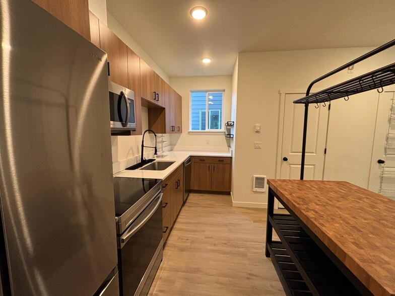 Building Photo - 12070 SE Pine St