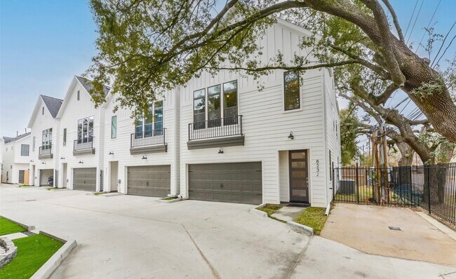 Building Photo - 823 Mansfield St