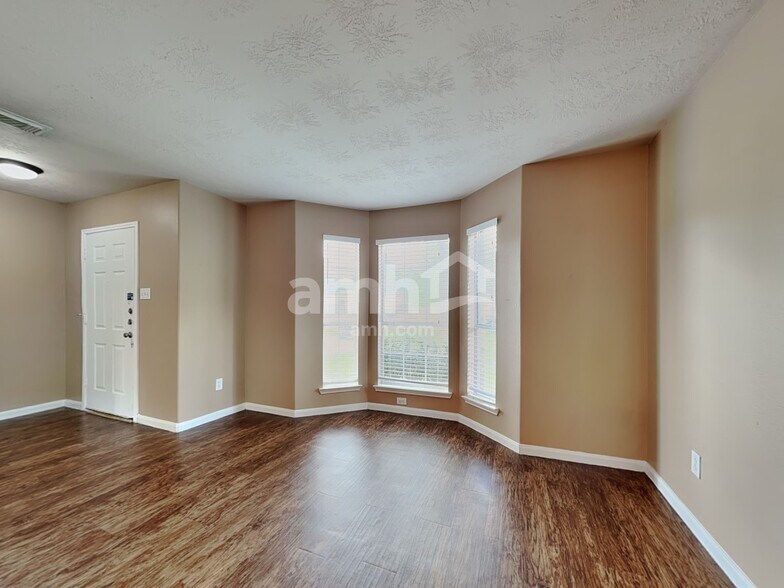 Building Photo - 6611 Dillon Dr