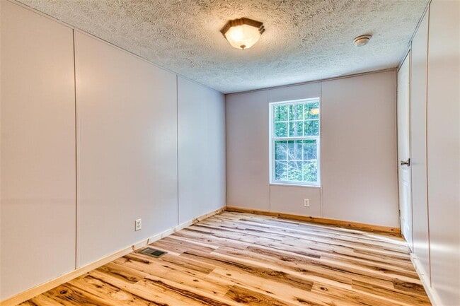 Building Photo - 3 Bedroom / 2 Bathroom Home in Russellville