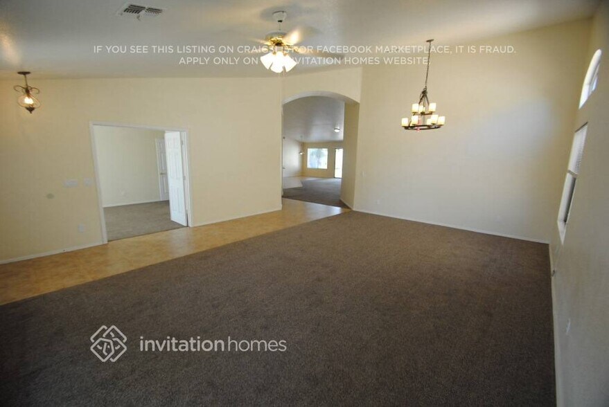 Building Photo - 9426 E Juanita Ave