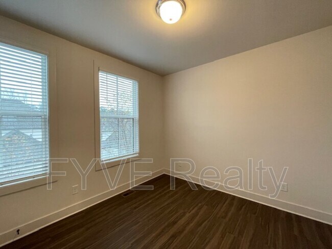 Building Photo - 194 Chestnut Cir