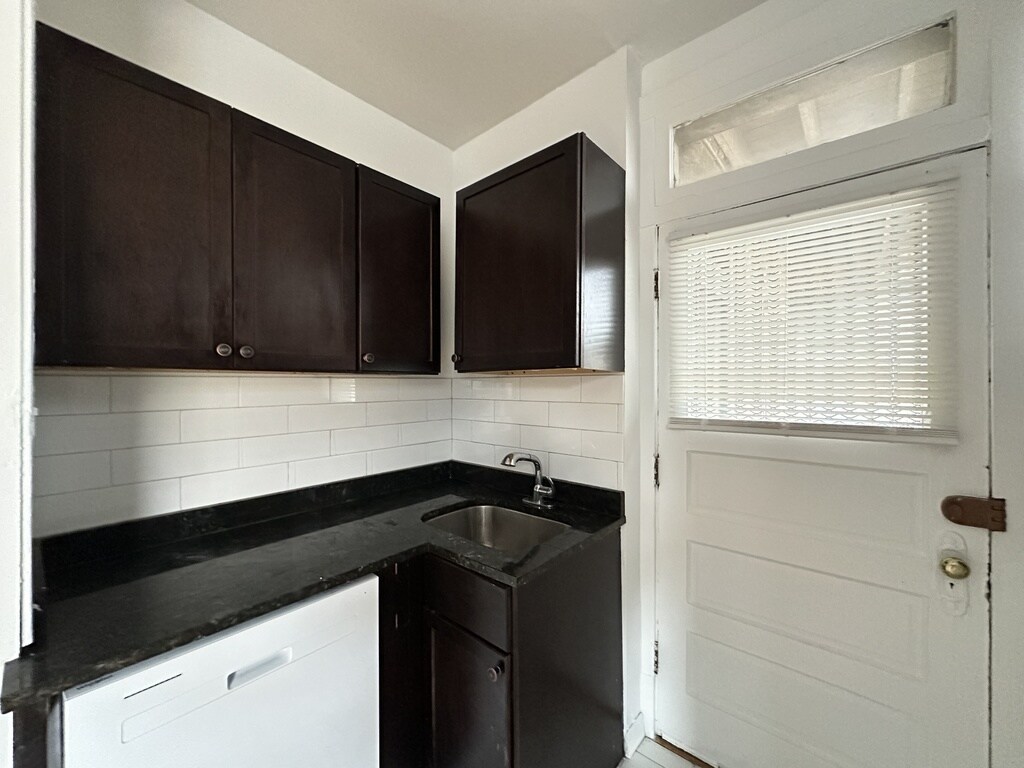 Building Photo - 1321.5 W Estes Ave