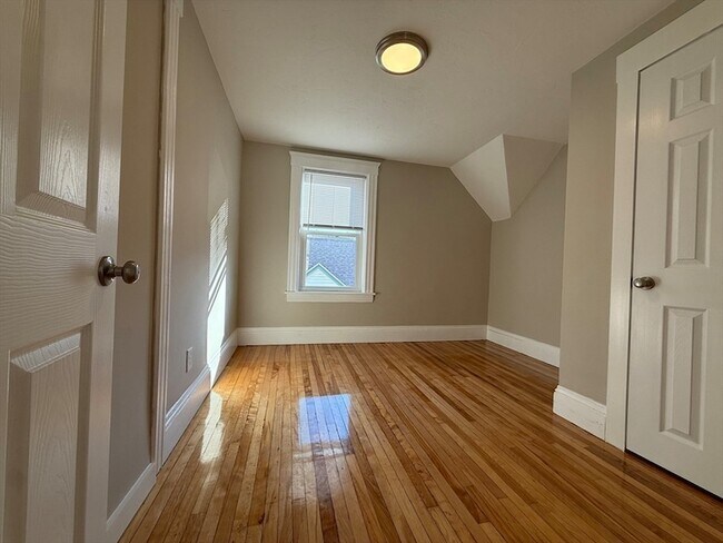 Building Photo - 11 Eureka St