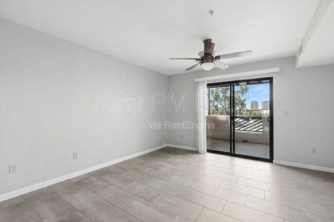 Building Photo - 1005 E 8th St