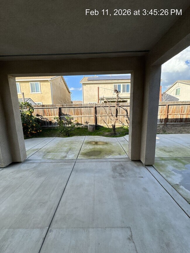 Building Photo - 4 Bedroom home! Rent Ready NW Visalia!