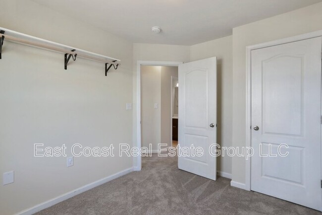 Building Photo - 15 Britania Ct