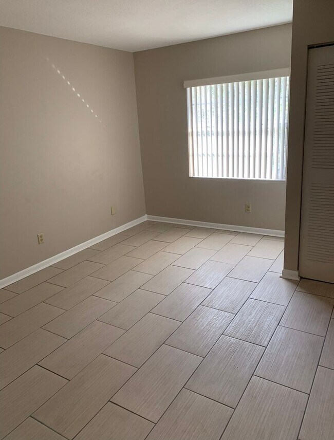Building Photo - Upgraded 1 Bedroom Top Floor Unit in Winte...