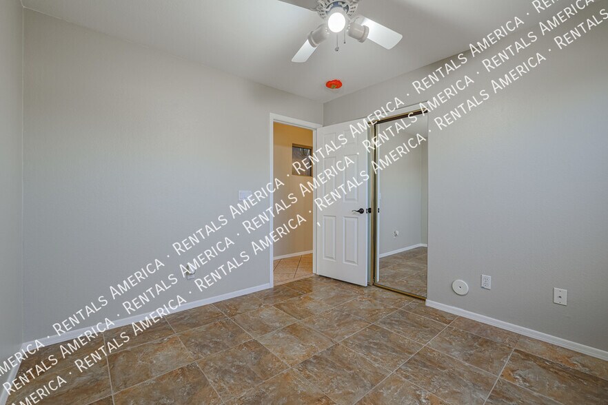 Building Photo - 703 W Canary Way