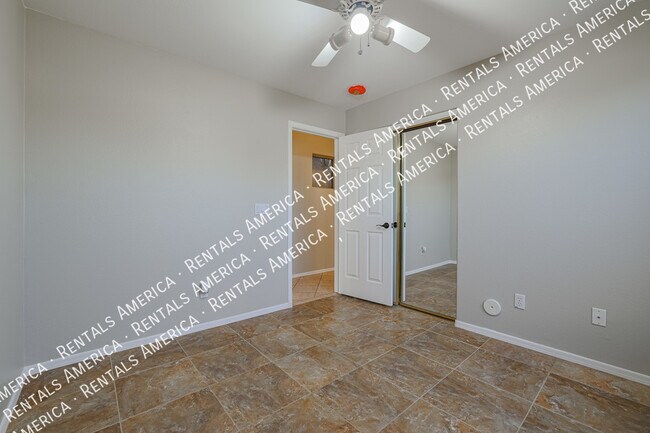 Building Photo - 703 W Canary Way