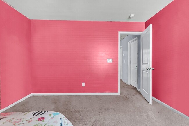 Building Photo - Beautiful & Bright 5BR Home with Large Bac...