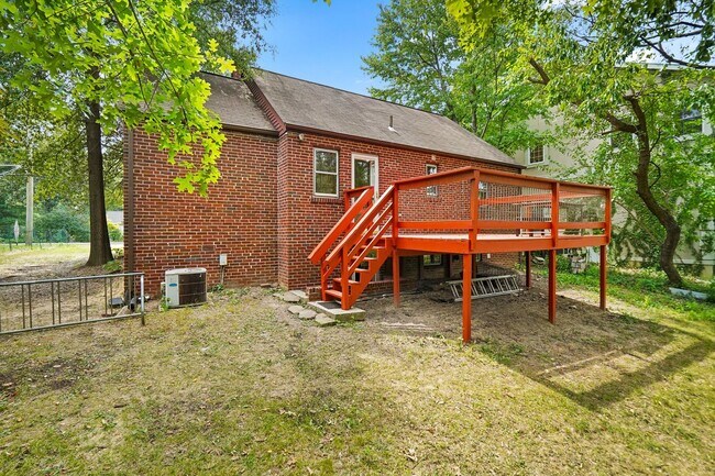 Building Photo - 2 Bed 1 Bath - Takoma Park Cottage- Large ...