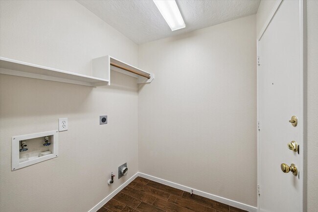 Building Photo - 22 N Holly Laurel Cir