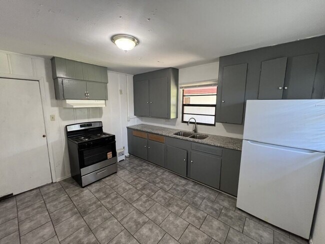 Building Photo - Charming 2 Bedroom Duplex on Sunshine Rd