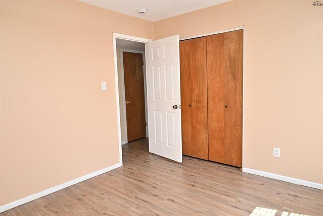 Building Photo - 4 bed 2 bath near SAFB.