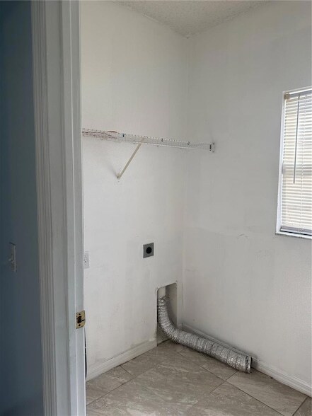 Building Photo - 712 Parrot Ct