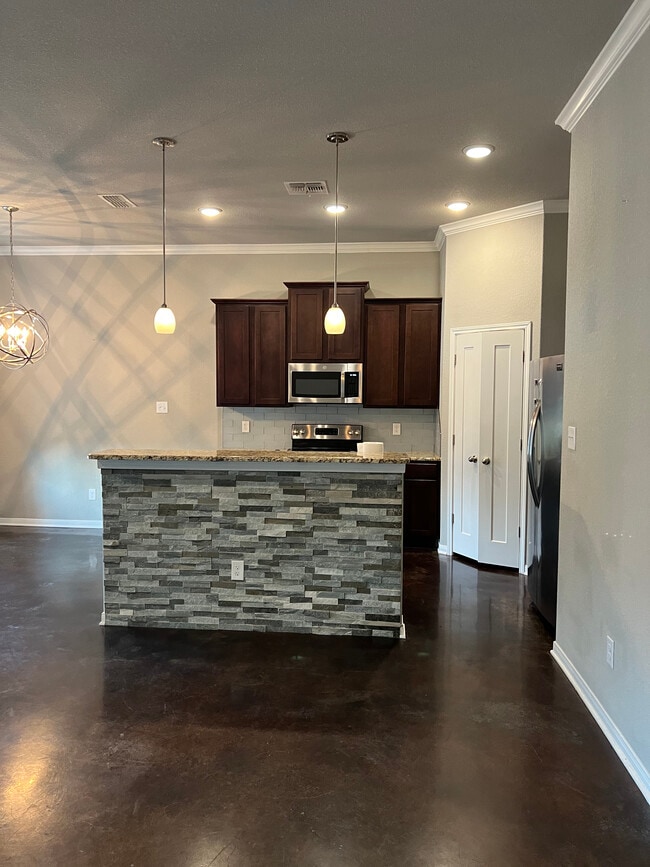 Building Photo - 8119 Redbrush