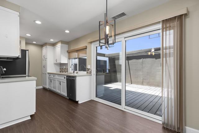 Building Photo - 8746 Villa La Jolla Dr