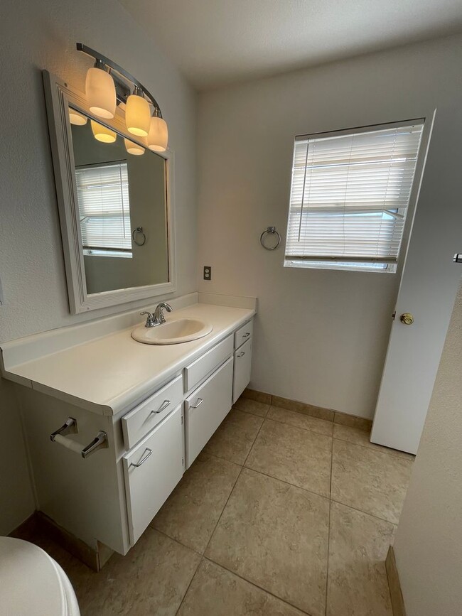 Building Photo - 1028 Grackle Ct