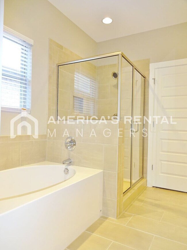 Building Photo - Gorgeous 2 -Story Home for Rent in Lake Cy...