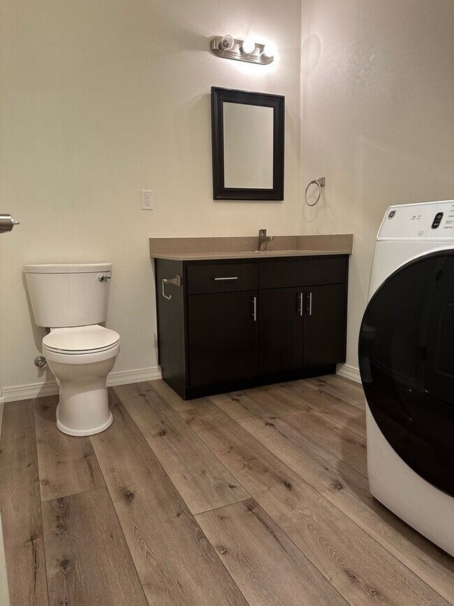 Building Photo - Three bedroom, two bathroom top floor unit on SE Woodstock.