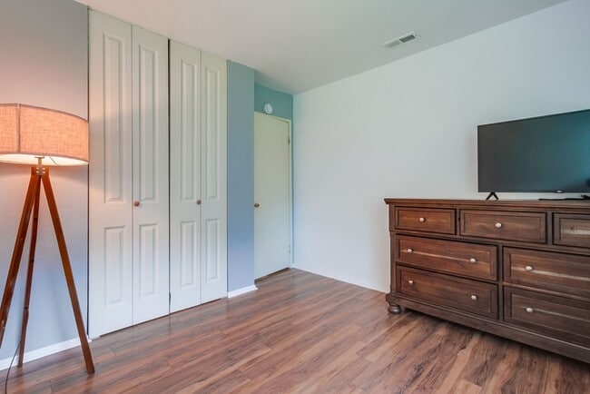 Building Photo - 2637 Regent Rd