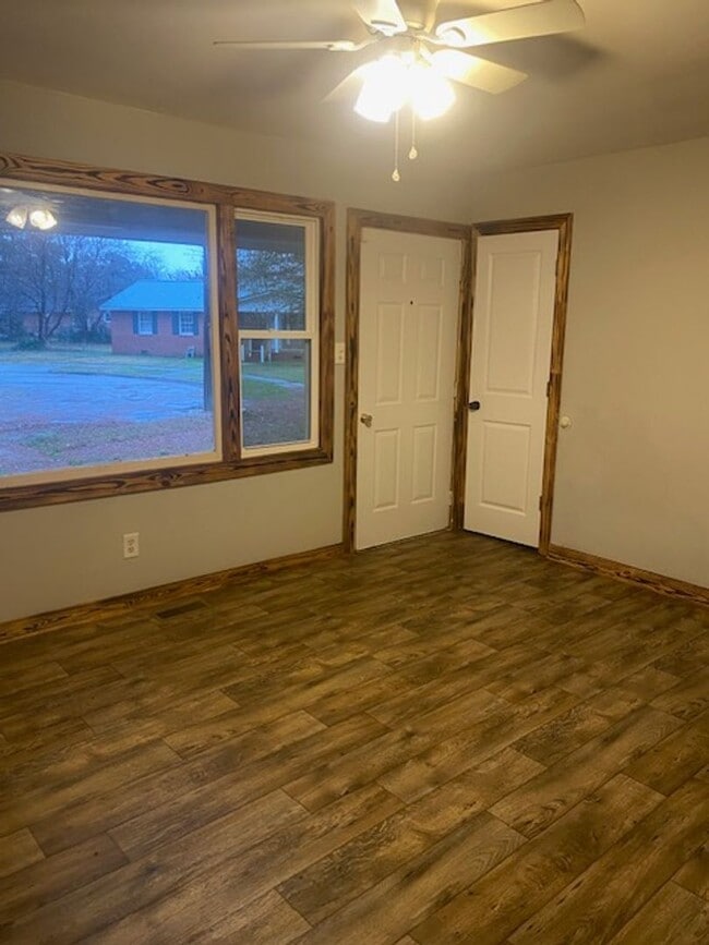 Building Photo - 784 Rose Ct