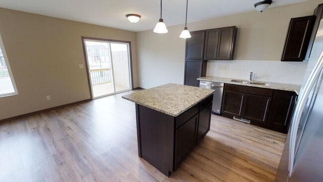 Building Photo - Luxury Townhome