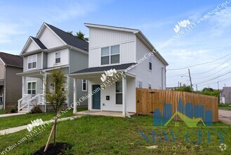 Building Photo - 2 Bedroom, 1.5 Bathroom King-Lincoln/Bronz...