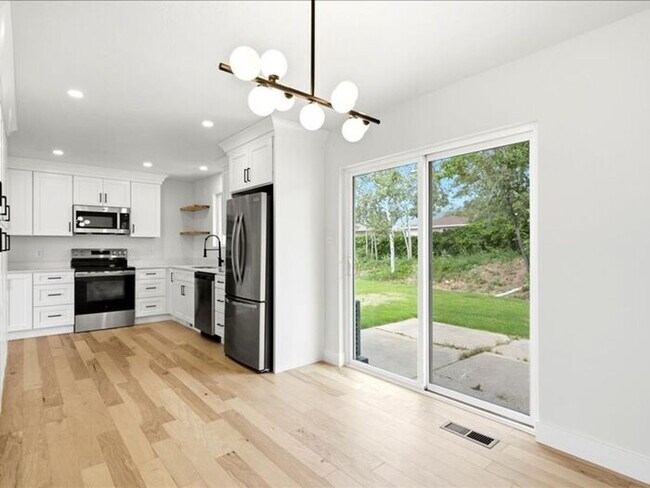 Building Photo - BOUNTIFUL New Remodeled 4 bed 3 bath home