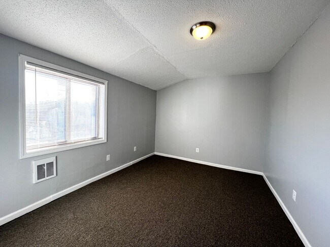 Building Photo - 204 S Main St