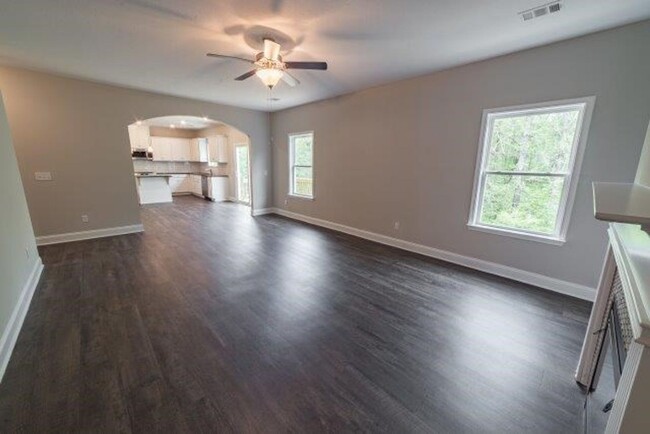 Building Photo - Spacious 4-Bedroom, 3-Bath Home for Rent i...