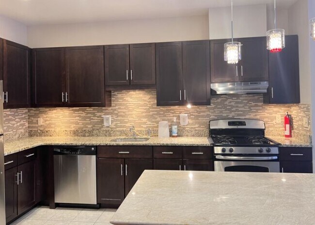 Building Photo - 1209 Summit Ave