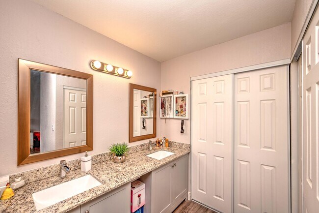 Building Photo - 621 Lakeshore Terrace