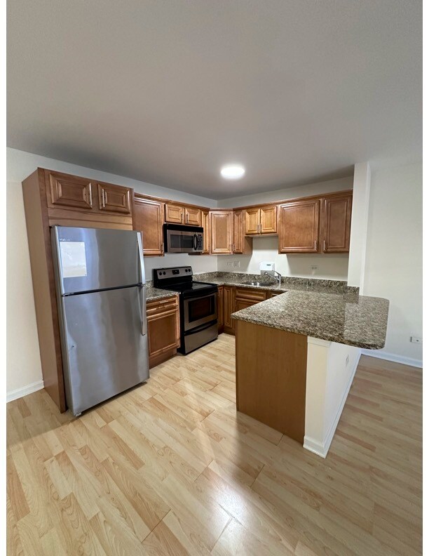 Building Photo - 1004 Des Plaines Ave