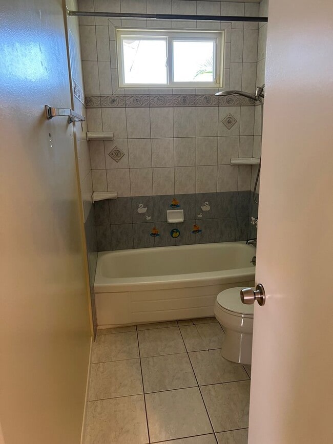 Building Photo - 3 Bedroom 2 Bath Well Kept Traditional Hom...